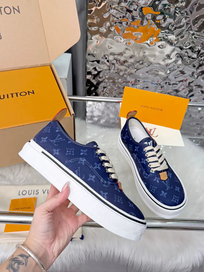 🇨🇳LV 27Spring and summer show.LV Combi♪ Flat-floor skateboard shoes ♪, - Don't worry about it.Pharrell WilliamsAnd he's got his new skateboard shoes.Combi: Low Gang!, 5Puncles., The suture., The bottom is rubber material. The shoes are all snake skin. Full package Load the plane box. Men39-46