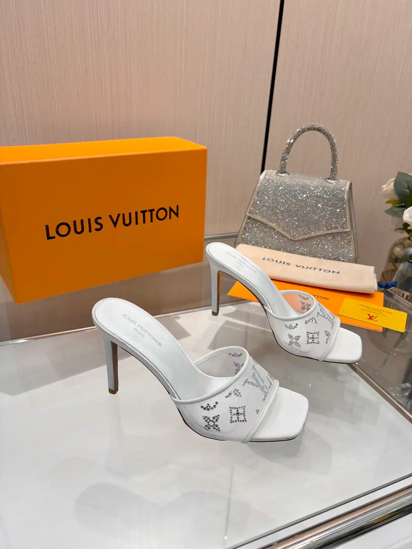 Plant price 【Requisition level】, Louis Vuitton 2026The official spring and summer series.！Perfect., New heels.🆕, Synchronise update of the network Lv- The drill.“logo”With a little bit, Shoe-face ironing rig., The details are full., The effect visual feast.💯It's hard to hide.lvThe grace is just fine., The upper foot is comfortable., Women are so good.. New original inverted, model, Extreme1:1shape, You're a good worker., Importing high-end fabrics shows a sense of precision.！ Fabulous.: Import net veil In the inside, it's a fine soft sheep., Foot.: Importing silk cloths, Italy is a big-ass country. 9CMFlank bag and... Codes: 34-41（34.40, 41, Customize or not change） ​