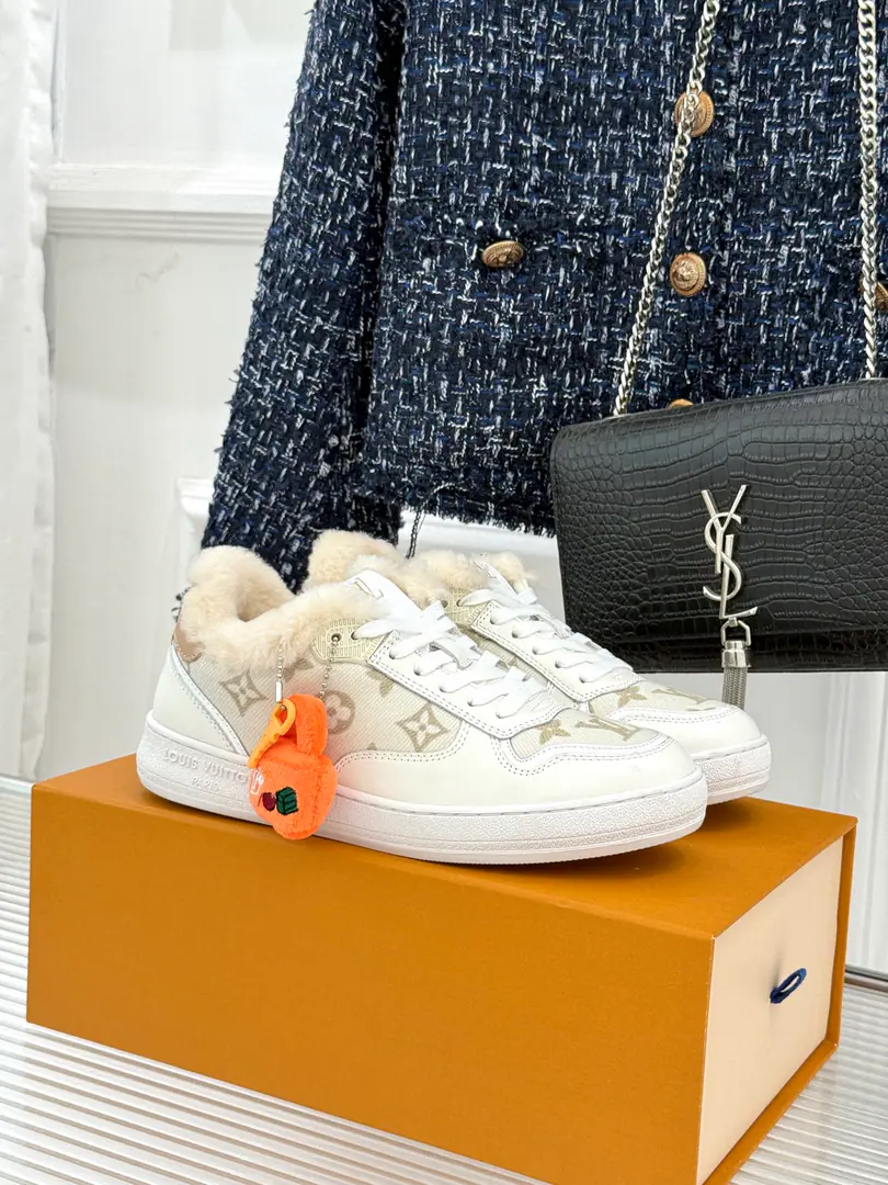 🏧𝐋𝐕Top quality of a donkey house. The new one is a couple.👫Leisure sports shoes The fabric is custom-made for cattle skin. The inside feet are all sheep's skin./wool. Original Opener CustomTPUOtsumi! size: 35-44 [Women40.41Custom]