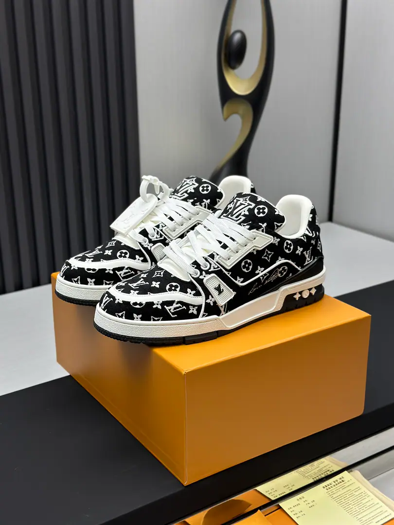The factory is selling it. Top Version LV-Louis Vuitton.-A classic show. Empty glue process·Original1: 1Develop Rematch！！The upper foot is very comfortable. Luxury materials, - I'm doing a little work., The bottom print is European English letters. The shoe face is combed by Italian imported cow skin., The side of the side is branded.LOGOSigns and signatures, The latest emulsion pad.➕The netted inside., I'm so comfortable with my feet.. Original factory-specific double colourTPUGroup Bottom. Packet process Solid sewn by locks Fabulous.:Uniquely customised head-deck skin. Parts:A private model.Vuitton Marking Uchi.:Customize silk slides.-In the top silk cow. Otsumi!:TPUCombine heavy ground grinding and skating yellow Foot.:New emulsion pads.-The veil is sweaty. Pool process:All computer needles are wired. Shoeheads. Backset Cold thermal mode. Full pull-out. Medium down.logoStripes Box packing -Shoe belt. Certificate Card Notes Accreditation Dustproof bags The best wrapper on the net. Female35-40Men38-46（38/46Make a no-refund order.！
