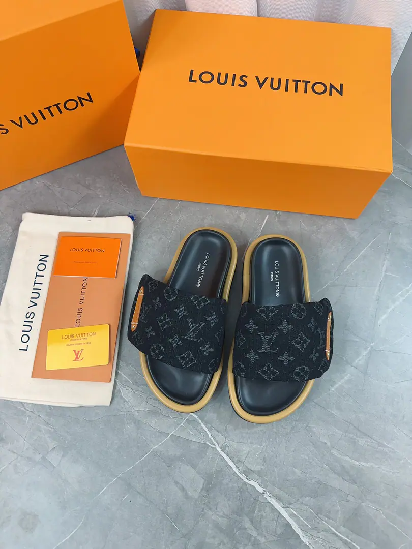 LVDonkey.LHome. 2023Explosive. Embosslogo Pump flowers. - Slugs. Paragraph Pool Pillow Comfort A cool, low-lying technology fabric., Reprint with high-frequency pressurized printing Monogram Pattern. Soft with shoes and a mix of them., Cozy and resilient shoes and a merry color. ▪️Fabulous.: Original custom technology fabric ▪️Uchi.: In soft sheep. ▪️Shoes under the sole.: The original model of the rubber bubble is a big one. Colours: Skyblue.Yellow.Black▪️Size: 35-45