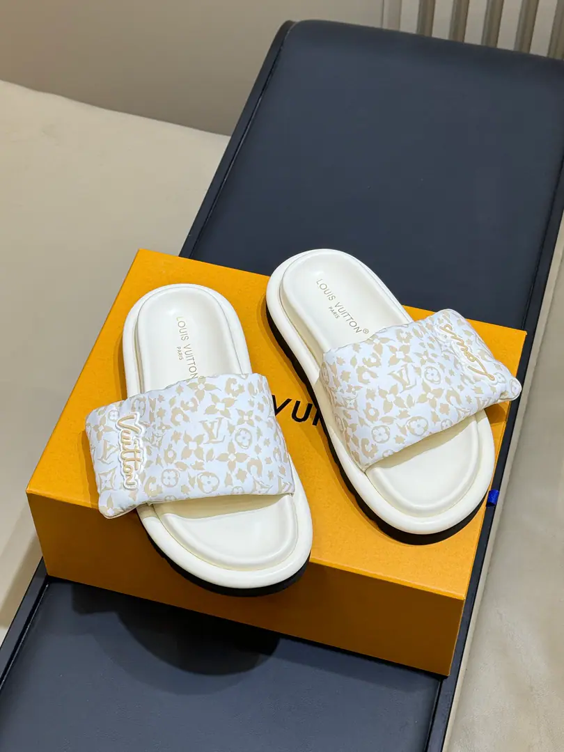 🏧𝐋𝐕 2026Top Version Bread slippers are new colours.👫Same paragraph for men and women Fly to the face of the shoe., Soft and fat., It's going to be so resilient.！ High-density bubbles on the soles of shoes, It's so light.！ It's a little sheep's skin inside.！ Female size: 35-40（40.41Do it.) Men: 39-44（45Do it.)
