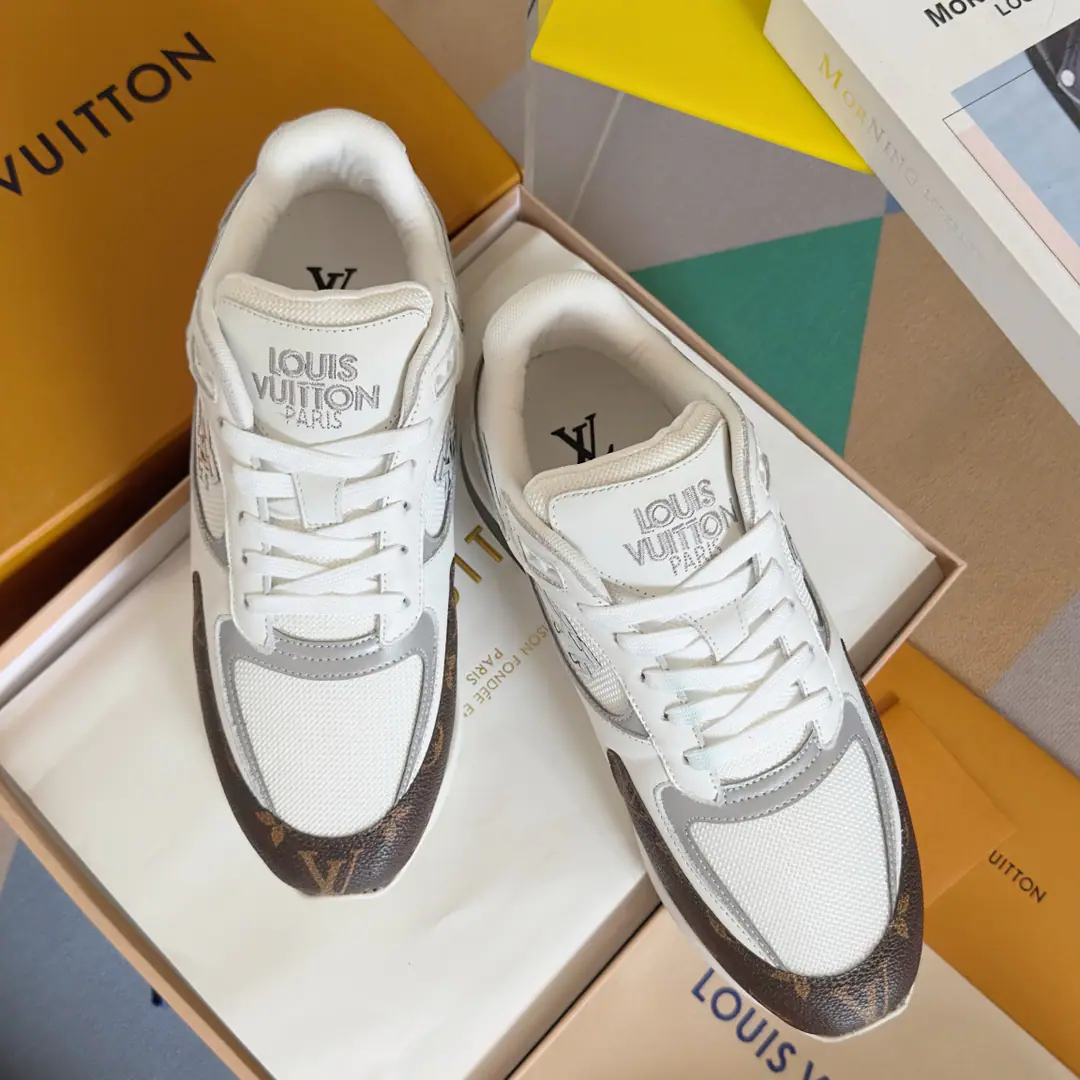 Top Version: Men LVLouis Vuitton. LHome. Donkey. RUN AWAYSeries Leisure Sports shoes Original procurement development Make the goods. Paragraph Run Away Sports shoes, fit. Monogram Daningbu and the technology grid., Showing the inspiration of running shoes.. Don't get into the work detail., Embroidery LV The letters were swayed over the side with the long tail of the comet., Louis Vuitton's logo is a shoe-strap. Send a cabinet for fine packaging🛍📦 ▪️Fabulous.: Original import of head-level cattle skin+Network ▪️Uchi.: The original imported air network. ▪️Shoes under the sole.: Original OpenEVA+TPUMaterial ▪️Bottom: 4CM ▪️Size: Men39-45（Custom46/47）