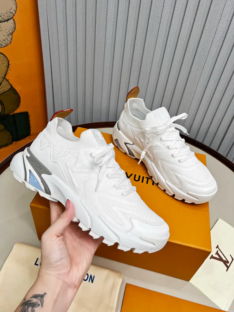 Top Version LVLouis Vuitton. LDonkey.Runner TaticSeries Thick Leisure Sports shoes Run-shoes. Original procurement development Make the goods. Paragraph LV Runner Tatic The sneakers blend with fabrics of flying fabric., Inspired by the traditional hiking shoes.. LV Letters written on one side, Louis Vuitton logo, Light, grinding rubber outside perfects the whole. Send a cabinet for fine packaging🛍📦 ▪️Fabulous.: Pre-release customized fabric ▪️Uchi.: The original custom-made air network. ▪️Shoes under the sole.: Original model-based skating rubber combination material ▪️Bottom: 4CM ▪️Size: Men39-45