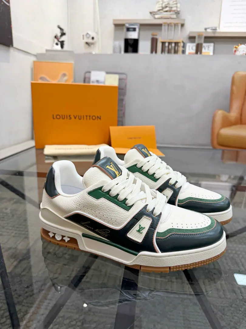 Top Version: Couple money. LV trainer~~New Upgrade~~Classic Return❗ Couple money., Skis., Basketball shoes., Sports shoes…… LVNew Sports Series. The reenactment.. Into the family's many classics.. Super handsome.~~ Full leather fabric., MatchLvThe badge., In the airnet., Original Base, Original shoes,, More details are perfect for the big stuff. size: 35—45（Women40.41Men46Do it.）