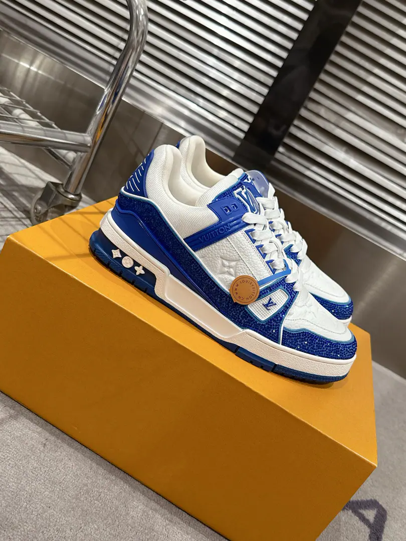 🏧𝗟𝗼𝘂𝗶𝘀𝗩𝘂𝗶𝘁𝘁𝗼𝗻Couple money.👫" LV trainerGlobal limitbulingbuling✨The top-of-the-shoe Quality of the Recreational Sports Shoes Series！ Louis Vuitton, Director of Art.Virgil Abloh The new revolutionary work that we've brought in. I want to put street style into shoe-shoe fashion., More young., Diversity. You're more personal with different socks.😍 Original custom-made cow skin.A special stamped cowboy cloth package. The luxuries of the membrane crystals can't drill. Packet process Solid sewn by locks TPUThe original is comfortable. Full package with original gift box Size35-45 [Women40.41Men45Do it.]