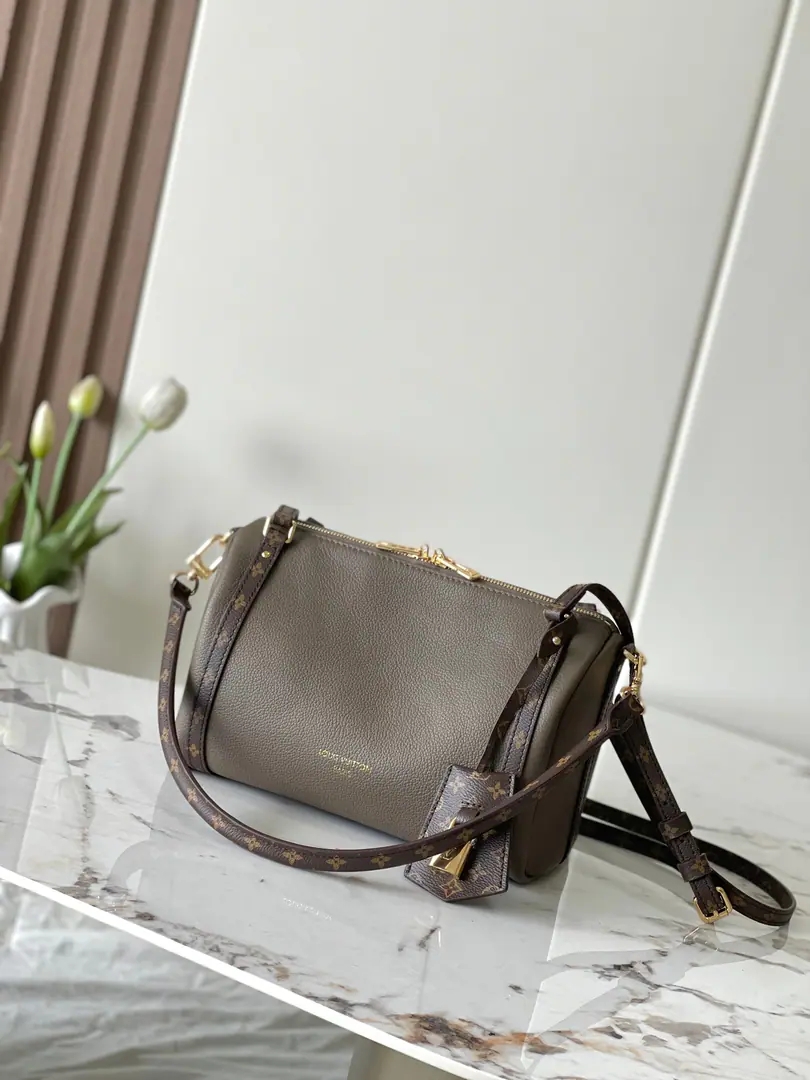 Paragraph26360Grey Xiaoling sands Top First List Half steel hardware. c01Chip ​【EXPRESS Small pocket.】 M26039 Black M26360 Ashes green M26905 Ivory White Paragraph Express Small handbags are urban., It's inspired by brand classics. Keepall Travel bag. I'm going to use a delicate cow leather to make it., I'm not sure. Monogram Classic flower edge and liner, Metals and sign-key packages and locks, The essence of Louis Vuitton's travel tradition.. A fine size that takes up everyday objects., Multiple backs are switched., It's a modern city.. Dimensions: 17 x 13.5 x 26 centimetres LPJY60153177 (High x Kuan x Length)