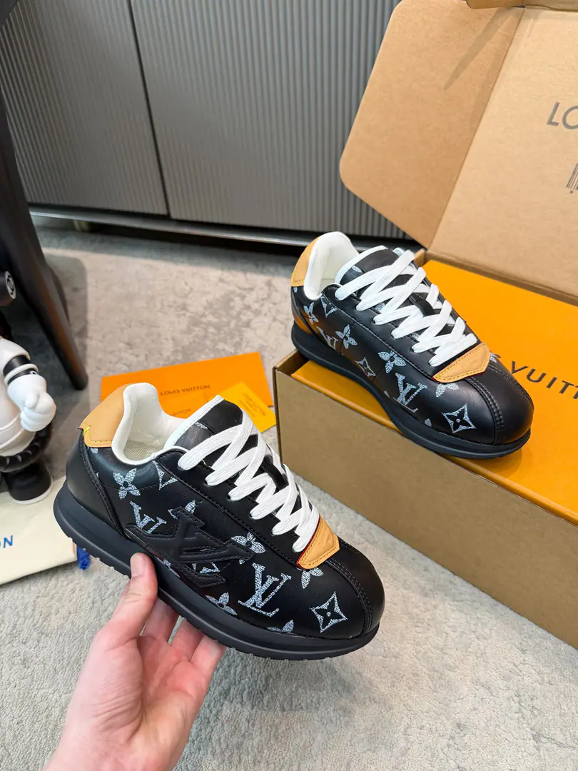❤️Couple money. Louis Vuiton Louis Wittenfield's joint show-off fat-ding-ass sports shoes. Gumps. High-end version This series includes a series of sports shoes from the simple style of the game to the popular sneakers. LV It's a sign of its thickness and modern beauty. The other formulas are luxuries, skins. - It's a leather and canvas. Some sneakers are designed with a sense of future. It's a function and comfort. And move on to the sports-style luxury shoes. Every detail is as it is.1:1Development Fashion original custom-made head-decked cow skin Inside, in the air network. The original shoe bottom is skating.TPUMaterial Bottom: 3CM Codes: Women35-40 （Women40I'll make sure I don't change it.） Men39-45 （Men45I'll make sure I don't change it.）