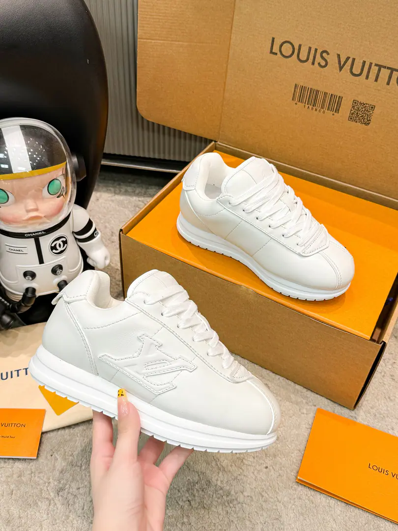 ❤️Couple money. Louis Vuiton Louis Wittenfield's joint show-off fat-ding-ass sports shoes. Gumps. High-end version This series includes a series of sports shoes from the simple style of the game to the popular sneakers. LV It's a sign of its thickness and modern beauty. The other formulas are luxuries, skins. - It's a leather and canvas. Some sneakers are designed with a sense of future. It's a function and comfort. And move on to the sports-style luxury shoes. Every detail is as it is.1:1Development Fashion original custom-made head-decked cow skin Inside, in the air network. The original shoe bottom is skating.TPUMaterial Bottom: 3CM Codes: Women35-40 （Women40I'll make sure I don't change it.） Men39-45 （Men45I'll make sure I don't change it.）