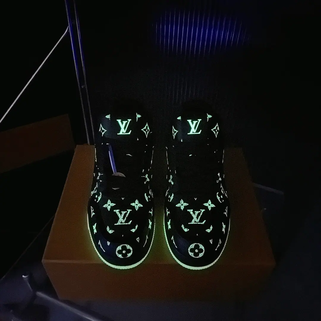 Plant The latest new nightlight.‼️ New money coming in.！ LV TARINELouis Vuitton. Donkey. LHome. Line limit Couple money. Leisure Sports shoes Skis. Original procurement development Make the goods. Paragraph LV Trainer The sneakers are depicting smooth cattle leather. Monogram Pattern, I'm telling you about the inspiration of the ancient basketball shoes.. A lot of shoes. LV Letter, The logo dates back to the brand. 1854 Year Send a cabinet for fine packaging🛍📦 ▪️Fabulous.: Original customized import of head-level cattle skin ▪️Uchi.: The original custom-made air network. ▪️Otsumi!: Original Open Model Slide-InTPUMaterial