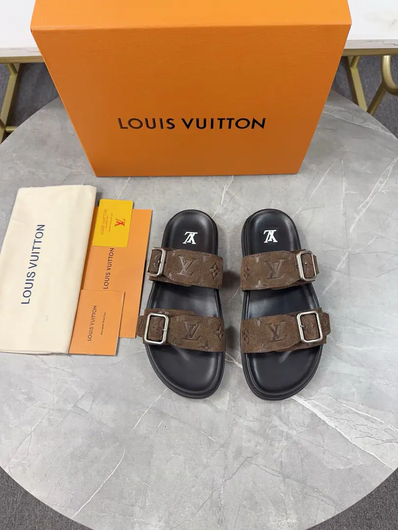 2025New top version of the paragraph: Men LV Louis Vuitton. LHome. Donkey.VeniceSeries Thick - Slugs. Original procurement development Make the goods. Paragraph LV Venice The sand is a pear of cattle leather. Monogram Ballast, A smart little bit of a jig.. A strap-up shoe with a big square button., The cushions and the flexy miniature outers create a light and comfortable wear experience. Send a cabinet for fine packaging🛍📦 ▪️Fabulous.: Original import of head-level cattle skin ▪️Uchi.: The original custom is in the sheep's skin. ▪️Shoes under the sole.: Original modeling smooth-foil bubble material ▪️Bottom: 3.5CM ▪️Size: Men38