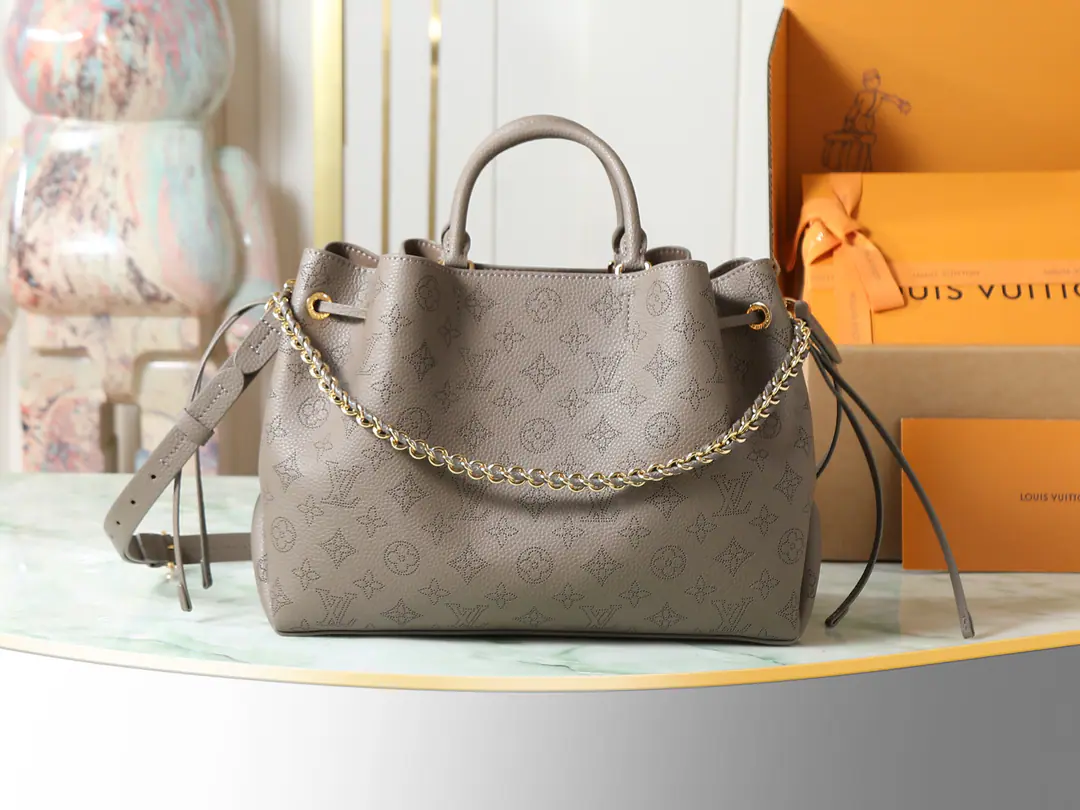 【Top First List, It's so exclusive.】M25876Olive green. Whole-skin shopping bag series M59200 Paragraph Bella Tote Handbags are so smart as to combine the design essence of the bucket bag with the Tot bag.. Soft, and engraved leather, it's a wrinkled and dreary work., The chain of jewelry., To give a little bit of a hand to the day.. Dimensions32 x 23 x 13 centimetres(Length x High x Kuan)