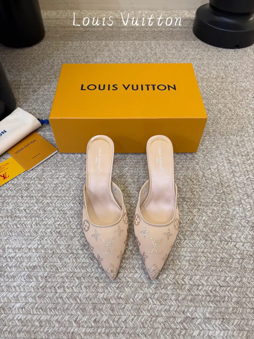 LV Donkeys.·GalaWater drills the moller's sharp slippers.｜Put the old flower light on your feet.✨ Who can deny these two fairies with the light?！ The veil is a visual shoe.+Full drill.MonogramOld flower., The drill is refracturing and radiating., If I show my back, Sexy and high-class., It's a whole dinner blanket for the girl's shoes.. Pointy, long legs line., 7.5Slightly and Stable Online, That's a big import., Muller's a lazy man., I've been wearing my feet in the silk.. size: 35-39（34.40.41.42Do it.）