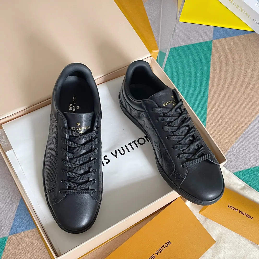 Top Version LVLouis Vuitton.LUXEMBOURGSeries White shoes. Donkey.LHome is a classic. Luxembourg The sport and leisure shoes are made of soft, black-fielded cow hides., It's a Louis Vuitton. Monogram Bars. The lines are simple and clean., Details are fine., Like the gold-coloured Louis Vuitton logo on the shoe tongue and the rubber-side. Monogram Flower pattern. The fittings are for fine packaging.🛍📦 ▪️Fabulous.: Original import of head-level cattle skin ▪️Uchi.: Importing cow skin+In the air network. ▪️Shoes under the sole.: Original OpenTPUSlipboard Base ▪️Bottom: 2.5CM ▪️Size: Men38-45