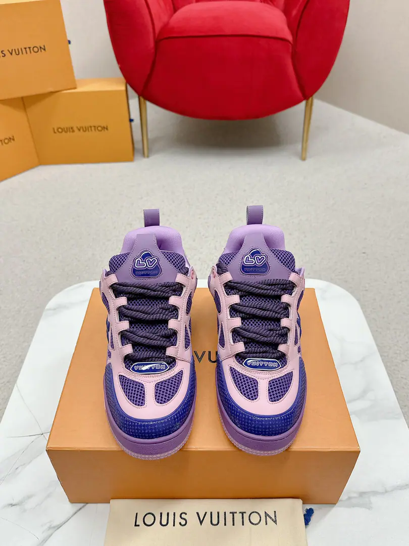🅿️ Louis Vuiton·Louis Vuitton.🍀 🍀 LV SkateA series of bread shoes.-Skis.-Basketball shoes.-Leisure sports shoes Top Version🔝Original purchase development for sale👍🏻[Fireworks]LV SkateFrom2020Start extensionThe ViewProfessional skateboarding., It's been going on.90The big ones.. The designers added the stylish element., Like open-faced shoes and tongues and direction.Axion, esandDCThe strap of honor.. This one.LVSK8The sneakers are different from the typical skateboard shoes., It's made of cowbucks., WithTPUArranged andMonogramTexture. And finally..., And on his heels and his tongue.logoAnd the side flower pattern.. ☑️ Fabulous.:Original customized head-level cattle skin+Airnet. ☑️ Uchi.:The original imported air network. ☑️ Codes:Women35-40 Men39-44（Women40 Men45.46Custom No re-election.）