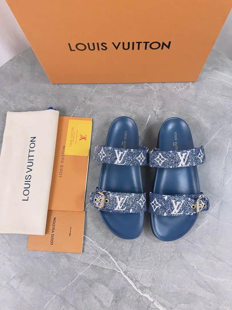 LV2024Spring and summer slippers.🌟The belt buttons can be strained. The sand is full of it. Original OpenLVMetallogoDecoration It's so fashionful and beautiful.🤳🏻Shoe-faced cow skin./Customize imported flower fabric/The original old flower leather. In the skin of the sheep. (Water table+Fly-resistant.+Rubber bottom)Three layers of a combination of the bottom. 🔶Size: Women35-43Men: 38-46