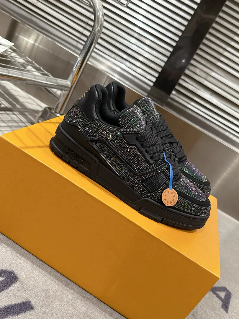 🏧𝗟𝗼𝘂𝗶𝘀𝗩𝘂𝗶𝘁𝘁𝗼𝗻Couple money.👫" LV trainerGlobal limitbulingbuling✨The top-of-the-shoe Quality of the Recreational Sports Shoes Series！ Louis Vuitton, Director of Art.Virgil Abloh The new revolutionary work that we've brought in. I want to put street style into shoe-shoe fashion., More young., Diversity. You're more personal with different socks.😍 Original custom-made cow skin.A special stamped cowboy cloth package. The luxuries of the membrane crystals can't drill. Packet process Solid sewn by locks TPUThe original is comfortable. Full package with original gift box Size35-45 [Women40.41Men45Do it.]