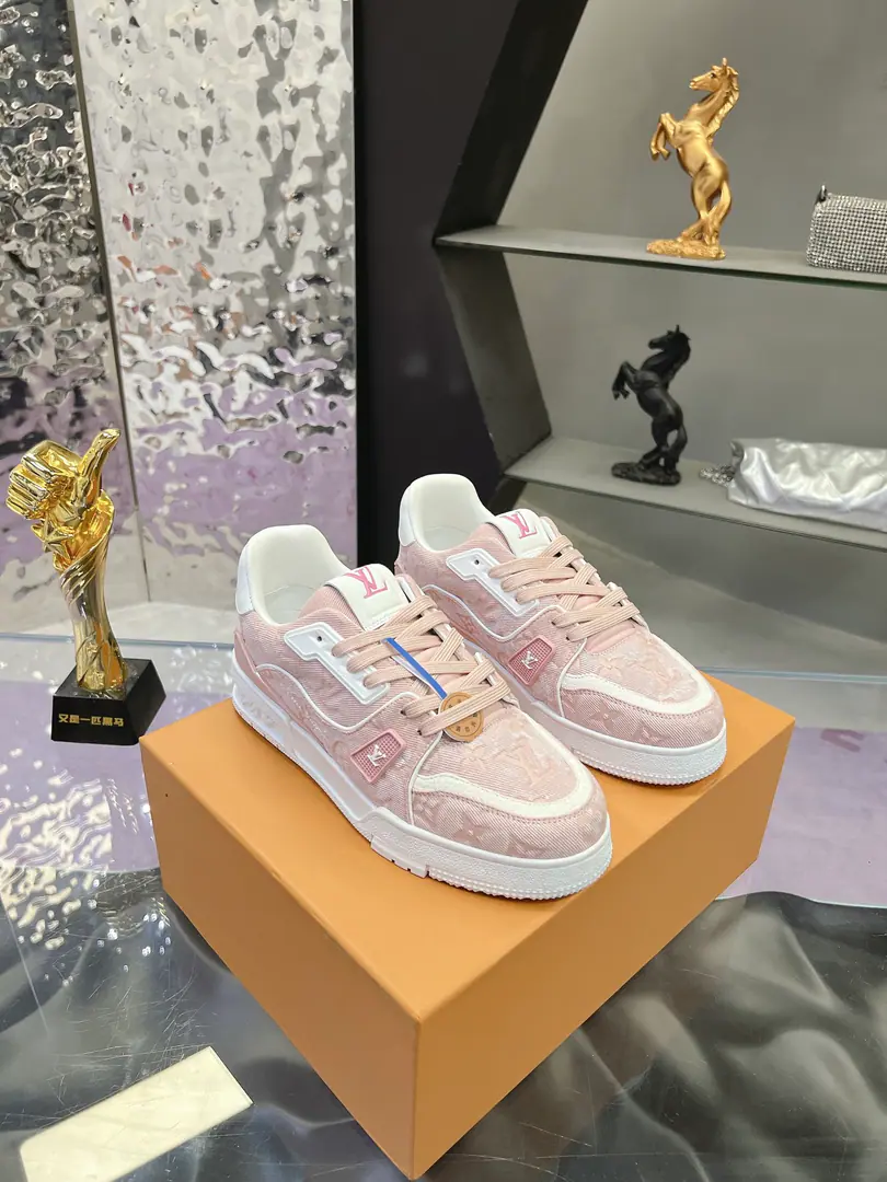 Plant Original development Quality out. Welcome to the comparison. ❥❥❥❥❥❥LVShoes Series LV Trainer MaxiThe sneakers bring in the loose contour of the dress series.VirgilAblohIn the pen.LVTrainerSports shoe design, Yes.2026Spring and summer boys show.. The skin of the cow and the face of the skin, the fabric and the laces., And with a bunch of beads, you can see the classics.. LVLetters with shoe tongues, MonogramFlowers are outside.. Mixed Materials It's made of top-deep cow skin., Import custom-made cowboy cloth packages, Coarse shoe tie-tape design, Sideband Monogram Big stamp., Shoe tongue and back heel.”lv 54“Emblems., There's a rubber coat. Monogram Flowers., The cotton in the web., Comfortableness is as great as ever., The legacy of the good., Quality is paramount., Worth it.！ Codes: Female35-40 Men39-45 ♡Full package with original gift box