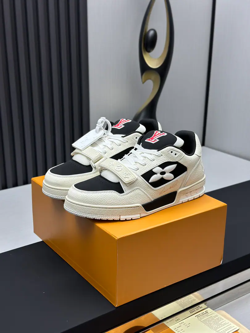 DThe factory is selling it. Top Version LV-Louis Vuitton.-A classic show. Empty glue process·Original1: 1Develop Rematch！！The upper foot is very comfortable. Luxury materials, - I'm doing a little work., The bottom print is European English letters. The shoe face is combed by Italian imported cow skin., The side of the side is branded.LOGOSigns and signatures, The latest emulsion pad.➕The netted inside., I'm so comfortable with my feet.. Original factory-specific double colourTPUGroup Bottom. Packet process Solid sewn by locks Fabulous.:Uniquely customised head-deck skin. Parts:A private model.Vuitton Marking Uchi.:Customize silk slides.-In the top silk cow. Otsumi!:TPUCombine heavy ground grinding and skating yellow Foot.:New emulsion pads.-The veil is sweaty. Pool process:All computer needles are wired. Shoeheads. Backset Cold thermal mode. Full pull-out. Medium down.logoStripes Box packing -Shoe belt. Certificate Card Notes Accreditation Dustproof bags The best wrapper on the net. Female35-40Men38-46（38/46Make a no-refund order.！