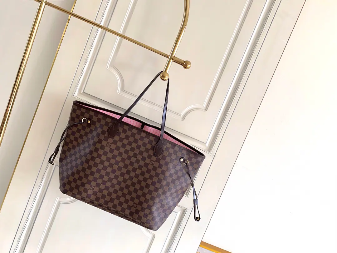 Big number., Dynamic chip C【 It's so exclusive.M40990Big number.】 🎀🎀Classic shopping bag.💋💋Louis Vuitton. Neverfull A new classic handbag., Explore the fine details in the bag. The redesigned insides used fresh fabric lined and inspired by the retrograde details of the Louis Vuitton archives., There's nothing more commendable than a detachable zipper., It can be used as a handbag, either alone or in a handbag., And as an extra pocket.. The bright liner is Monogram The classic canvas adds more lively sense of activity.. Medium Size: （32*29*17） Large size: （40*33*20）