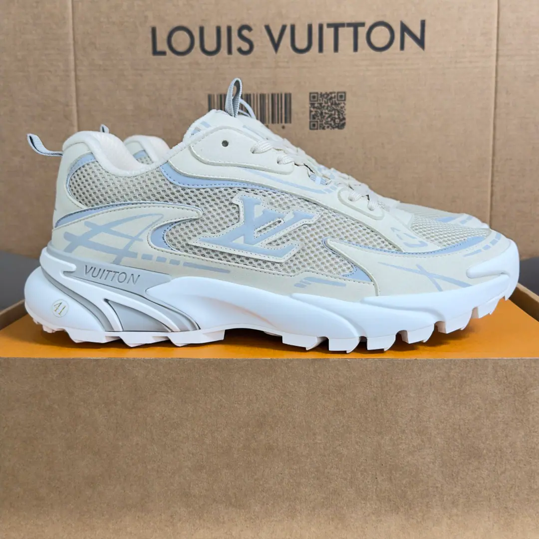 Top Version: Men LVLouis Vuitton. Donkey.LHome.TaticSeries Leisure Sports shoes Run-off shoes. Dad's shoes. LV Tatic Runner Sports shoes. 1990 The years of running shoes are inspired., And the new wave of sports aesthetics.. The eye and the technology together build the shoes., LV The letters are so colorful and moving.. The light-rolling outside brings with it a 24/7 comfort of wearing., More. Vuitton Sign it up. Send a cabinet for fine packaging🛍📦 ▪️Fabulous.: Original import of wool leather+I'm gonna get a little air-net eye. ▪️Uchi.: The original custom-made air network. ▪️Shoes under the sole.: Original Open-Screen Double ColourTPUBottom of Group ▪️Bottom: 5CM ▪️Size: Men39-45（44/55Custom）