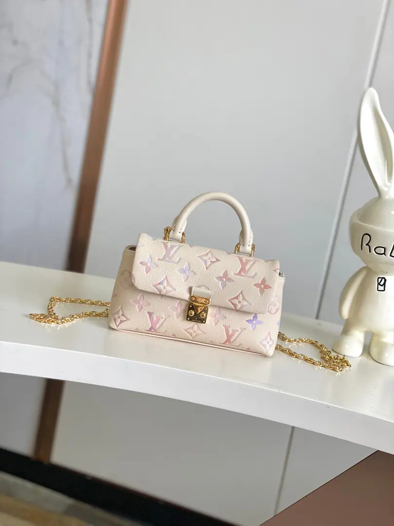 【Outside Haiwon‬Single A home of the truth.‬Shoot.】Half Steel ChipM25596The rice and whites are turning color. The whole chain is wrapped in handbags. New money for the season NANO MADELEINE Handbag. Paragraph Nano Madeleine ♪ The bag is fresh in the season ♪, It's easy to look like a different look.. Classic Monogram Empreinte The leather is adornable with a symbolism. S-lock Lock button, LV Circle Decorable suffix to detach the chain. Sufficient space to accommodate daily requirements, A lot of ways to carry it along.. 12.5 x 6 x 21 centimetres.