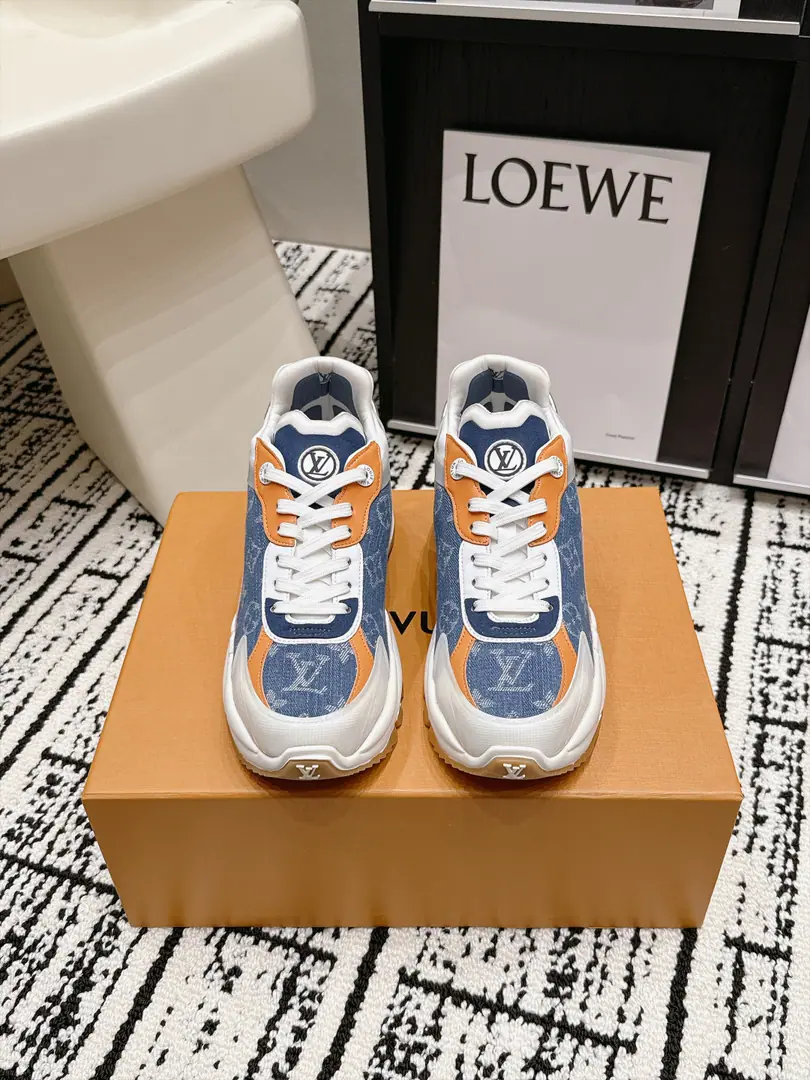 Requisition level #Female Louis Vuitton Run Away 26/New paragraph Leisure sports shoes​​ This is... ​​Louis Vuitton Run Away Sports shoes​​, White net shoes with silver leather., A light blue dot in the shoe tongue and shoelaces., Dark design, Both the tongue and the side of the shoe. LV Circle logo. The whole thing... LV Two years of a hot, old-fashioned shoe.. The shoes are not bad., A few key points. ​​Quite new.​​: White + Silver + The blue color is very good., Summer is a perfect dress.. ​​We're getting thicker.​​: It's a certain increase., But it's not that big a deal., It's natural to wear it everyday.. ​​I'm gonna get some air.​​: It's not boring in summer., Comfort is good in the same price.. ​​More colours​​: Except for this white blue color., And black and white., Pink, Full white waiting for multiple colours. Size: 35-39（40.41I'll make sure I don't change it.）