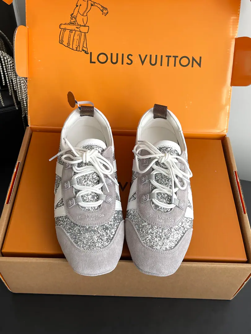 🏧𝐋𝐕New Series Ballet sneakers. - Tetsu. Sneakerina Ballet wind shoes make flow lines with silky cow leather. The comfort of lightly shaped and sports shoes with ballet shoes. Side LV MarkingMonogram After the canvas, bring the details. Sacchetto Process and TPU The outside is a softer dress. Three pieces of accessories. Make it work.. The original top-of-the-wall cow.+Special materials Inside, customize the air network using the original. Original version to open NoteTPUMaterial Codes: 35-42（40.41.42Do it.）