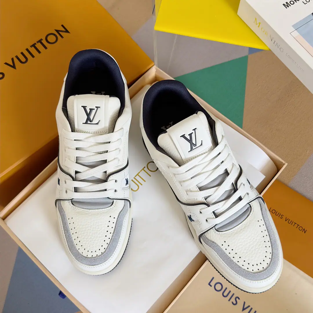 TopLouis Vuiton·Louis Vuitton. 2024ssNew paragraph LV TrainerA series of basketball shoes and sneakers. Top Version🔝Original purchase development for sale👍🏻 This sectionLV TrainerThe sneakers were designed by the designer.Virgil AblohThe classic idea inspired by the ancient basketball shoes., This time, we'll be swirling the leather and theMonogramPumped-up cow leather., And...MonogramFlowers on the rubber bottom, ♪ A bright leap in one colour ♪！🤩 💜Fabulous.: Original import of head-level cattle skin 💛Uchi.: The original custom-made air network. 💚Shoes under the sole.: Original Open-Screen Double ColourTPUGroup Bottom ❤️Bottom: NYO3cm 🤍Codes: Women35-40👣Men39-46👣