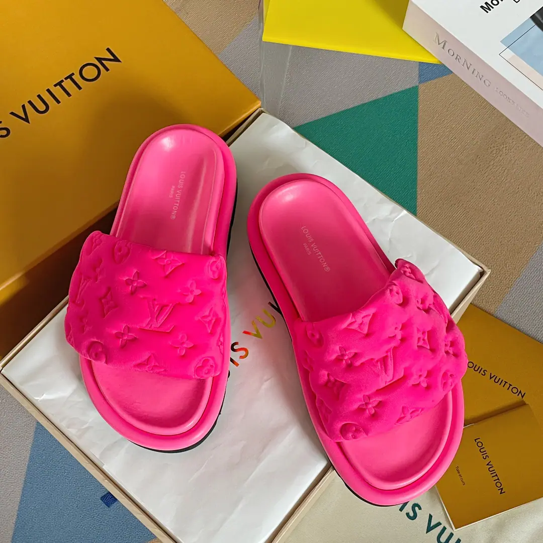 Top Version LVLouis Vuitton.LDonkey. OOL ILLOW COMFORT Magic stickers. Emboss Bread. Flat sandals. Original procurement development Make the goods. Paragraph ool illow Comfort Sub-floor cool towing with cushion for chlorbutyl rubber, Shape a comfortable wide shoe., Then the classics were printed. Monogram Pattern. Magic stickers are easy to adjust., Rough shoes and a convex to perfect the whole.. Send a cabinet for fine packaging🛍📦 ▪️Fabulous.: Original customized technology fabric ▪️Uchi.: Imports of soft sheep skins ▪️Shoes under the sole.: The original model of the rubber bubble is a big one. ▪️Bottom: 4CM ▪️Size: 35-40