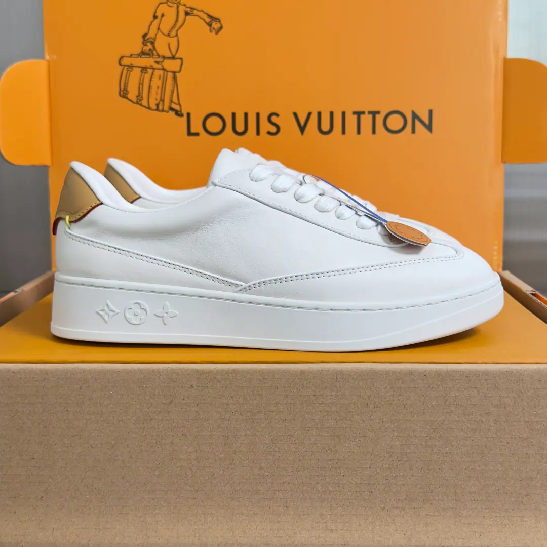 Top Version LVLouis Vuitton. LHome. Donkey. FlashSeries Couple money. Leisure Sports shoes - Tetsu. Paragraph LV Flash The sneakers are in a simple fashion. 2026 Spring and summer series. The leather on the face of the leather shoes is integrated into a sewn line and branded tattoo., I'm inspired by Louis Widden's leather.. Same-colour rubber outside. Monogram Flowers. Send a cabinet for fine packaging🛍📦 ▪️Fabulous.: Original customized import of head-level cattle skin ▪️Uchi.: Imports of soft sheep skins ▪️Shoes under the sole.: Original modeling of slide-resistant rubber material ▪️Bottom: 3cm ▪️Size: Female35-41 / Men39-45（46Custom