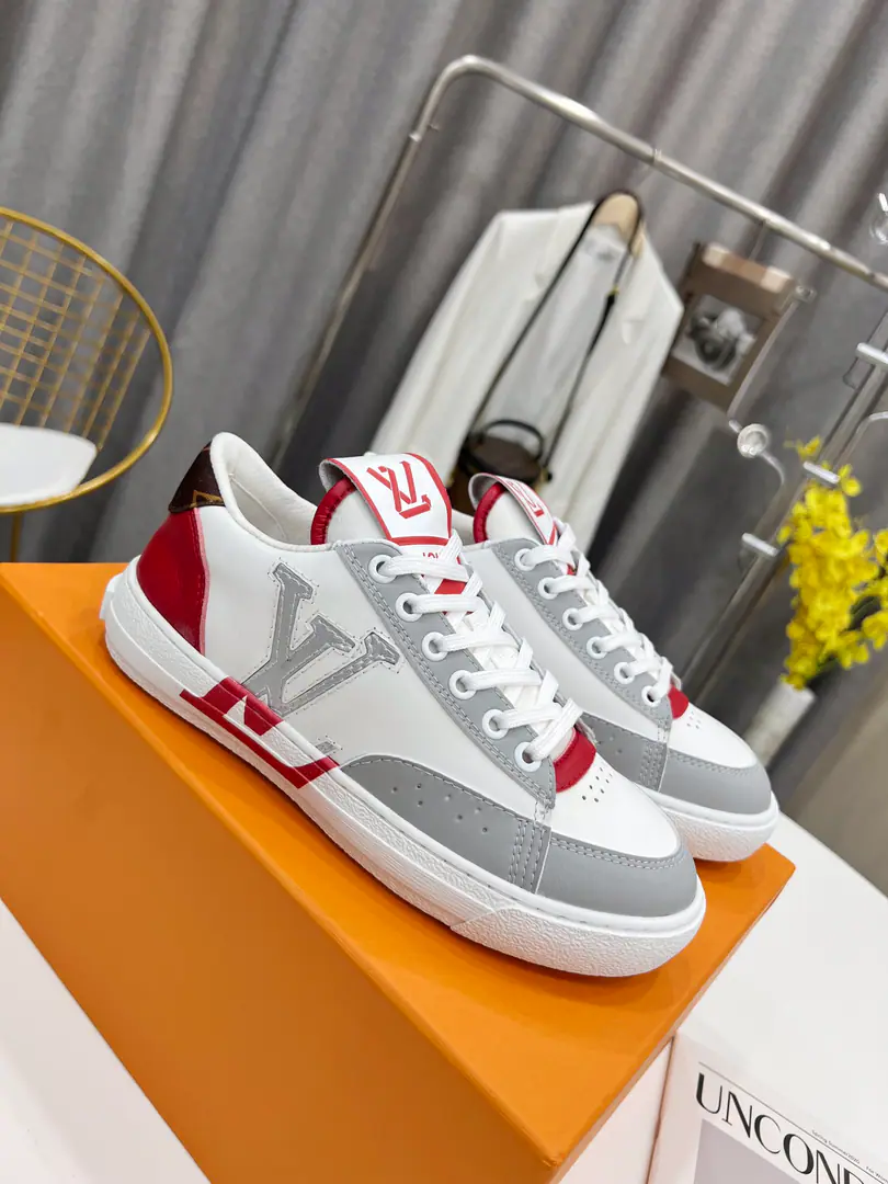 Louis Widden launched the environmental design.: Charlie High Gang sneakers.. Monogram Daningbu from recyclable polyester fibres, Big number. LV Letters and LV Upcycling Upgrade the markings to split sides and shoes., Combination with recyclable rubber external and recyclable polyester fibres and laces. Female size35-41, Men38-45 Welcome to the top sheet.！