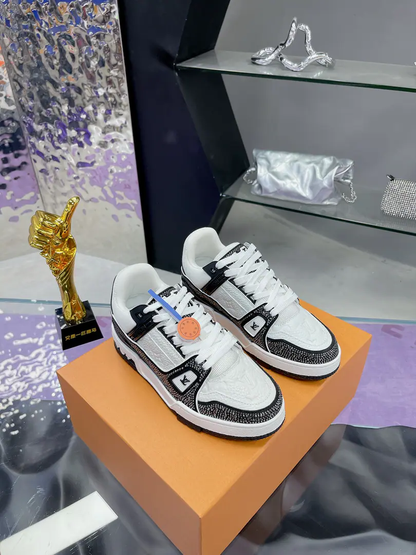 Plant LvNew Colour The drill won't drop.（Drilling.） Original development Quality out. Welcome to the comparison. ❥❥❥❥❥❥LVShoes Series LV Trainer MaxiThe sneakers bring in the loose contour of the dress series.VirgilAblohIn the pen.LVTrainerSports shoe design, The skin of the cow and the face of the skin, the fabric and the laces., And with a bunch of beads, you can see the classics.. LVLetters with shoe tongues, MonogramFlowers are outside.. Mixed Materials It's made of top-deep cow skin., Import custom-made cowboy cloth packages, Coarse shoe tie-tape design, Sideband Monogram Big stamp., Shoe tongue and back heel.”lv 54“Emblems., There's a rubber coat. Monogram Flowers., The cotton in the web., Comfortableness is as great as ever., The legacy of the good., Quality is paramount., Worth it.！ Codes: Female35-40 Men39-44（45I'll make sure I don't change it.） ♡Full package with original gift box