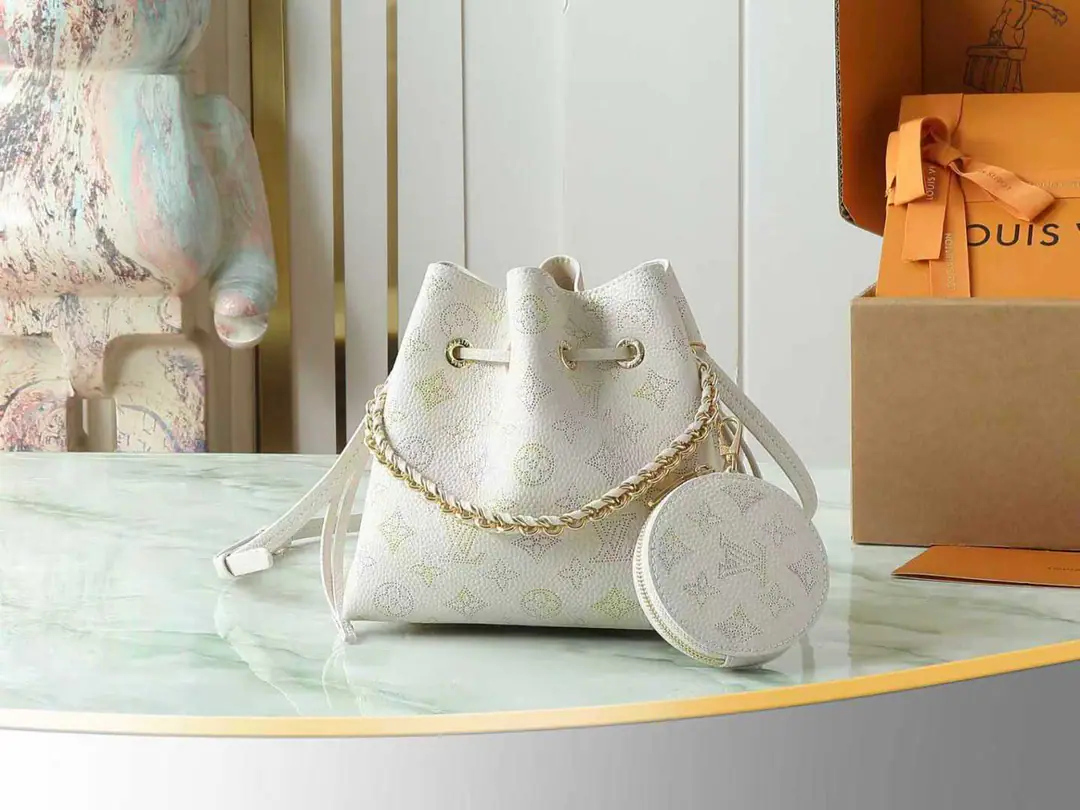 【Top First List It's so exclusive.】M15114 Paragraph Bella The bag came from Dream Series In the form of flower leather Monogram Puncture pattern And then I'll borrow the water color to show the color contrast. The metal pieces that can be disassemble, such as knitting chains, are brightly constructed. I'll make sure I get the money., Dimensions: 22x19x14cm
