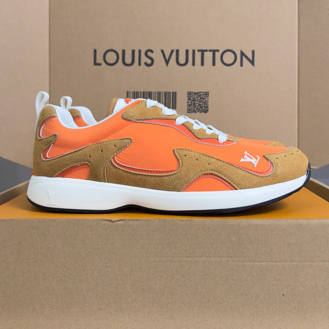Top Version: Men LVLouis Vuitton.LHome. Donkey. FW26 NewDropSeries Leisure Sports shoes Run-shoes. Louis Vuitton's shoe-shoe series is a match for the needs of the occasion.: A-twigs and shoes, commercial or formal., Boots., Mokasin and LeFoot are all over the place., There's another brand. LV Trainer You can choose a high-end or low-end sports shoe.. Director of Creative Pharrell Williams Every season is a new classic. Send a cabinet for fine packaging🛍📦 ▪️ Fabulous.: Original custom nylon+Cow leather. ▪️ Uchi.: The original custom-made air network. ▪️ Shoes under the sole.: Original modeling of slide-resistant rubber material ▪️ Bottom: 3.5CM ▪️ Size: Men39-45