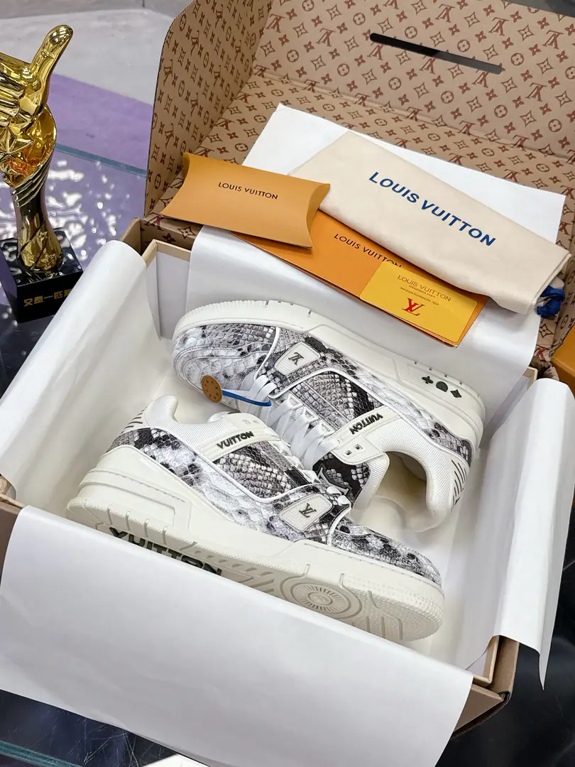 Plant Head-decked cow skin. Snakes. Original development Quality out. Welcome to the comparison. ❥❥❥❥❥❥LVShoes Series LV Trainer MaxiThe sneakers bring in the loose contour of the dress series.VirgilAblohIn the pen.LVTrainerSports shoe design, Yes.2023Spring and summer boys show.. The skin of the cow and the face of the skin, the fabric and the laces., And with a bunch of beads, you can see the classics.. LVLetters with shoe tongues, MonogramFlowers are outside.. Mixed Materials It's made of top-deep cow skin., Import custom-made cowboy cloth packages, Coarse shoe tie-tape design, Sideband Monogram Big stamp., Shoe tongue and back heel.”lv 54“Emblems., There's a rubber coat. Monogram Flowers., The cotton in the web., Comfortableness is as great as ever., The legacy of the good., Quality is paramount., Worth it.！ Codes: 35-45 ♡Full package with original gift box