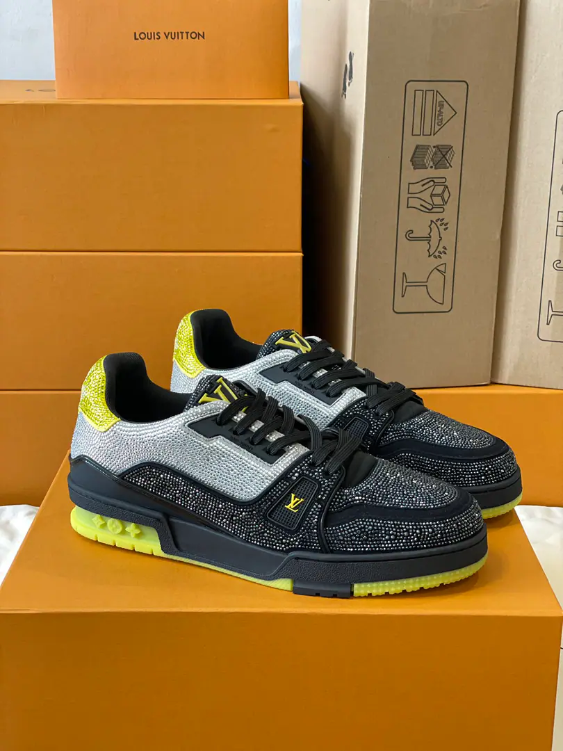 Top-level couple money💏 Paragraph LV Trainer The glitter of the crystals of the sneakers., To the designer.Virgil Abloh The original design of the Spring and Summer series is to be saluted.. The surface of the shoes and the rubber floors are a classic brush., Monogram Flowers dotted on it., I'm giving you inspiration from the ancient basketball shoes.. 🆚The only custom-made cow is a high-wild-lit cow counter-featuring. 🆚A private model.Vuitton Marking, Shoe straps. 🆚Customize silk slides. 🆚TPUCombine to base grinding and skating yellow ✅The original is hidden in the background.Monogram Flowers. Process: All computer needles are wired.. Shoeheads., Backset, Cold thermal process modifier. The whole set of holsters.. 35-40 39-44（45.46）