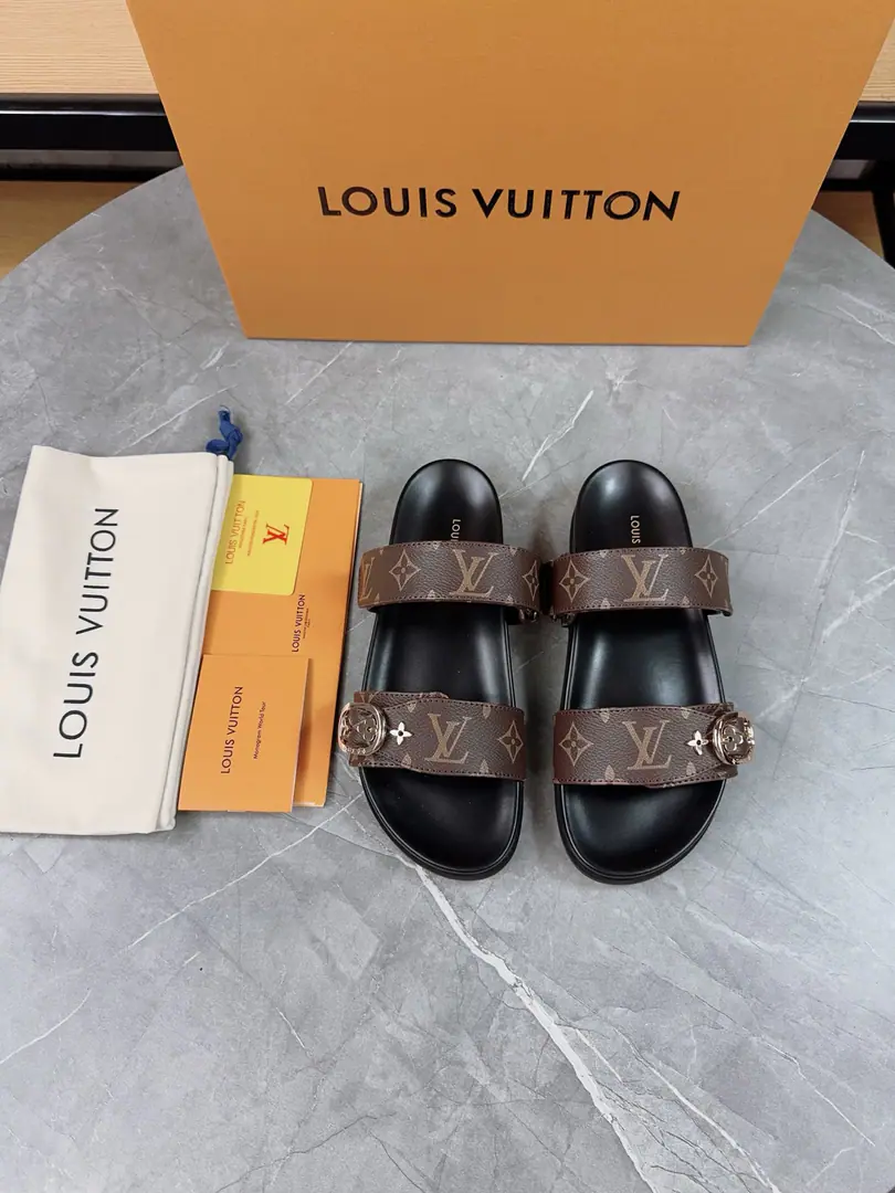 LV2025Spring and summer slippers.🌟The belt buttons can be strained. The sand is full of it. Original OpenLVMetallogoDecoration It's so fashionful and beautiful.🤳🏻Shoe-faced cow skin./Customize imported flower fabric/The original old flower leather. In the skin of the sheep. (Water table+Fly-resistant.+Rubber bottom)Three layers of a combination of the bottom. 🔶Size: Women35-43Men: 38-46