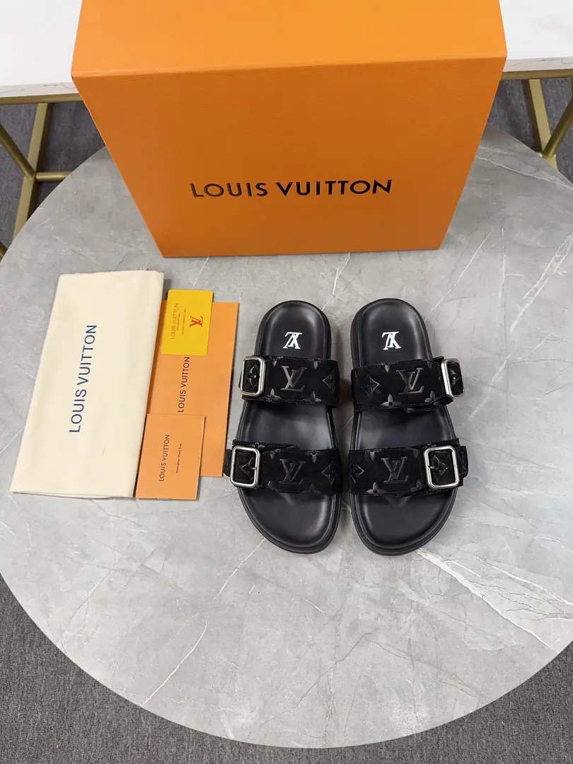 2025New top version of the paragraph: Men LV Louis Vuitton. LHome. Donkey.VeniceSeries Thick - Slugs. Original procurement development Make the goods. Paragraph LV Venice The sand is a pear of cattle leather. Monogram Ballast, A smart little bit of a jig.. A strap-up shoe with a big square button., The cushions and the flexy miniature outers create a light and comfortable wear experience. Send a cabinet for fine packaging🛍📦 ▪️Fabulous.: Original import of head-level cattle skin ▪️Uchi.: The original custom is in the sheep's skin. ▪️Shoes under the sole.: Original modeling smooth-foil bubble material ▪️Bottom: 3.5CM ▪️Size: Men38
