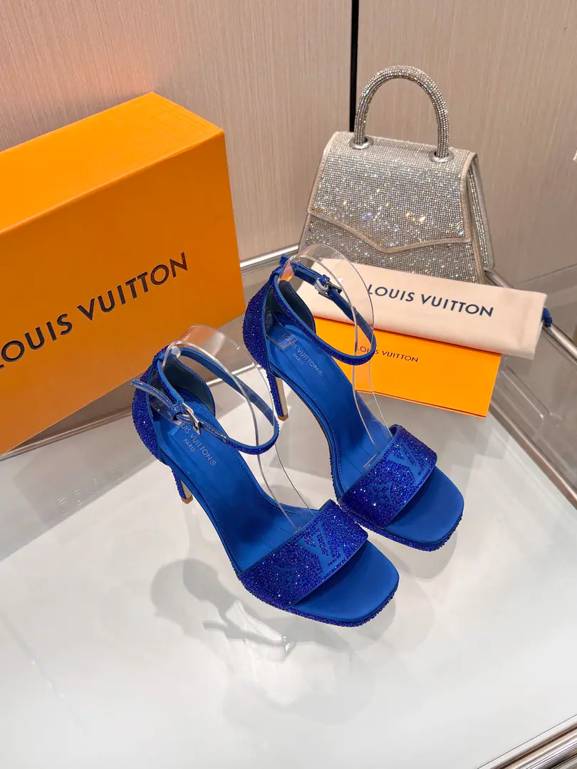 Plant price Requisition level】, Louis Vuitton 2026The official spring and summer series.！Perfect., New heels.🆕, Synchronise update of the network Lv- The drill.“logo”With a little bit, Shoe-face ironing rig., The details are full., The effect visual feast.💯It's hard to hide.lvThe grace is just fine., The upper foot is comfortable., Women are so good.. New original inverted, model, Extreme1:1shape, You're a good worker., Importing high-end fabrics shows a sense of precision.！ Fabulous.: Importing silk cloths Uchi.: Quality sheep skin. Foot.: Jelly., Italy is a big-ass country. 11- The squares./1.5A cubic water table covered with face skin Codes: 34-41（34.40, 41, Customize or not change） ​