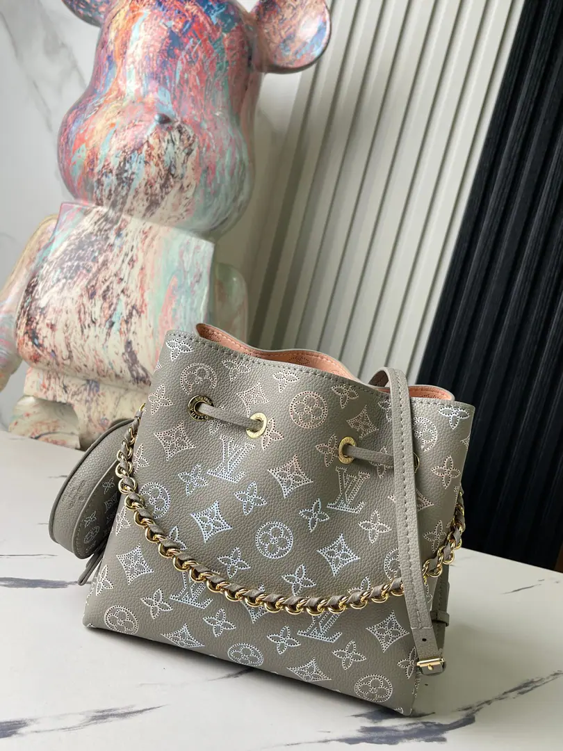 【Top First List It's so exclusive.】M23388Light Grey Full-water bucket bag series BELLA Handbag. Gray/Gradient（Empty）Paragraph Bella The buckets are wrapped in the shape of a falling shape., Puncture. Monogram The subtle colors of the pattern are gradually passing through the light chains of beauty.. Leather chain handles or disassemble and modifiable leather shoulder belts, Hands on your shoulder, hands on your back.. Dimensions: 19 x 22 x 14 centimetres