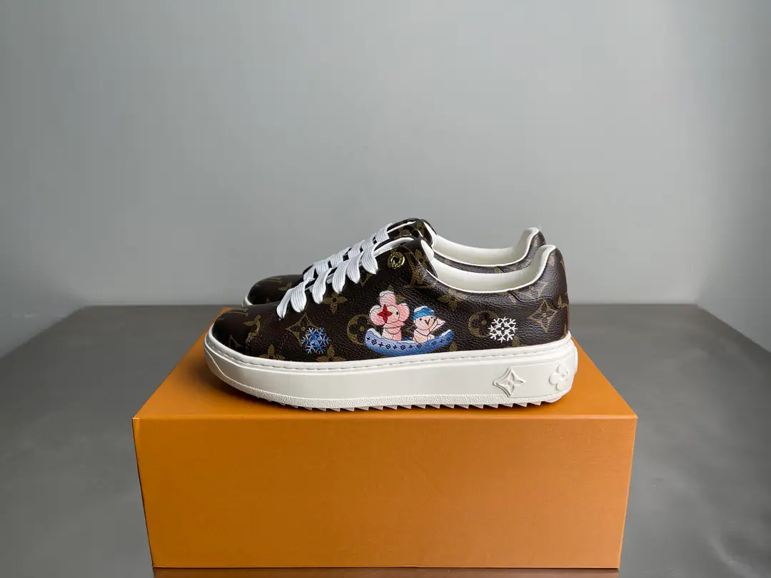 Paragraph Time Out Sports shoes for extraction Monogram Daningbu is a new act of smooth cow leather.. Colour Monogram The flowers hang above the rings., It's a fun one.. Back with the leather edge and the light and thicker outer bottom. Monogram Flowers are very visible.. Codes: 35-42Code,（34and42Codes can be ordered.）