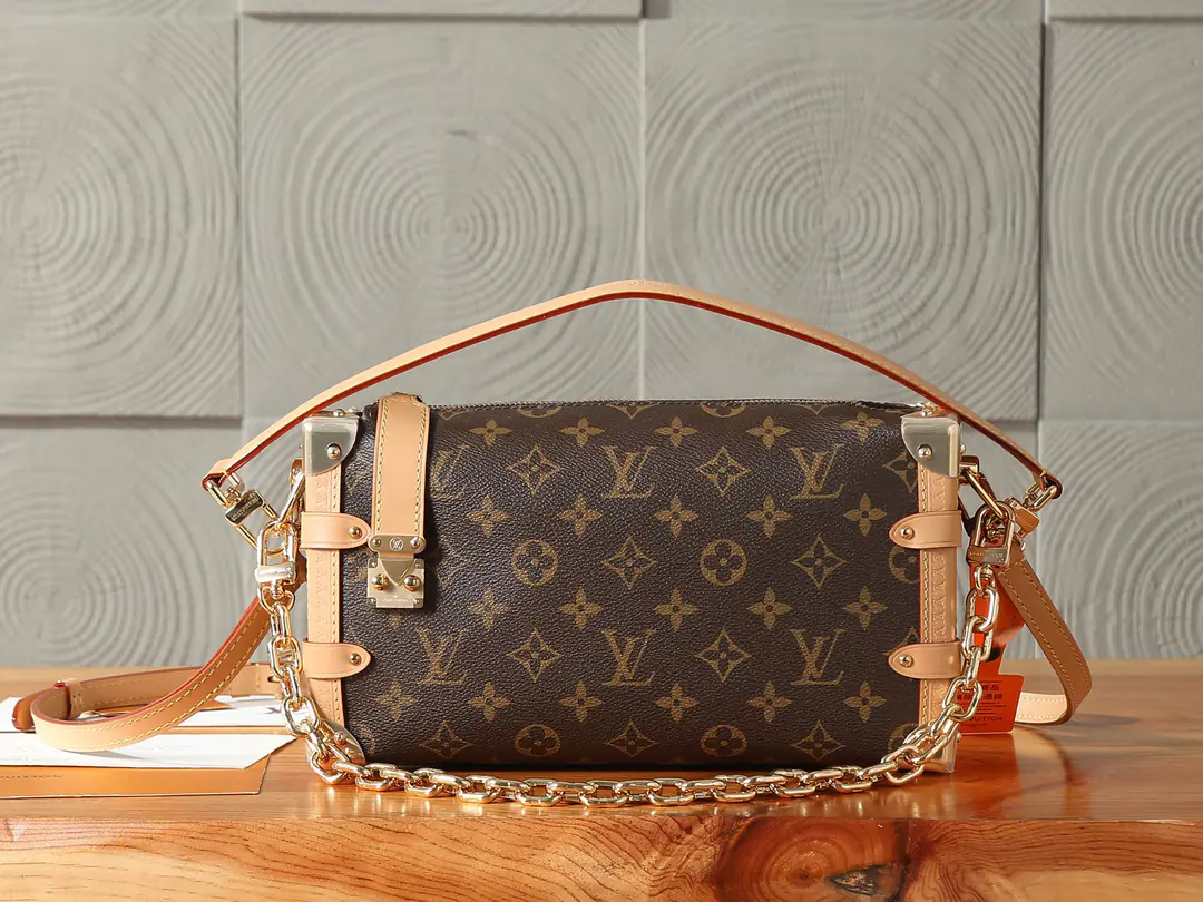 P【 C01Dynamic chip】‼️Top First List, Enhanced version‼️Side Trunk The bag is long. East West ♪ The contour of new appearances ♪, It's a city weekend.. Use classic Monogram The canvas and the metalworks are made of hearts., Wear chains, Travel box style wrapping and marking S-lock Lock button, Tribute to Louis Vuitton's traditional suitcase process.. It's a daily requirement., Provide multiple means of carrying. Model: M28385 Dimensions: 28 x 15 x 7 centimetres (Length x High x Kuan)