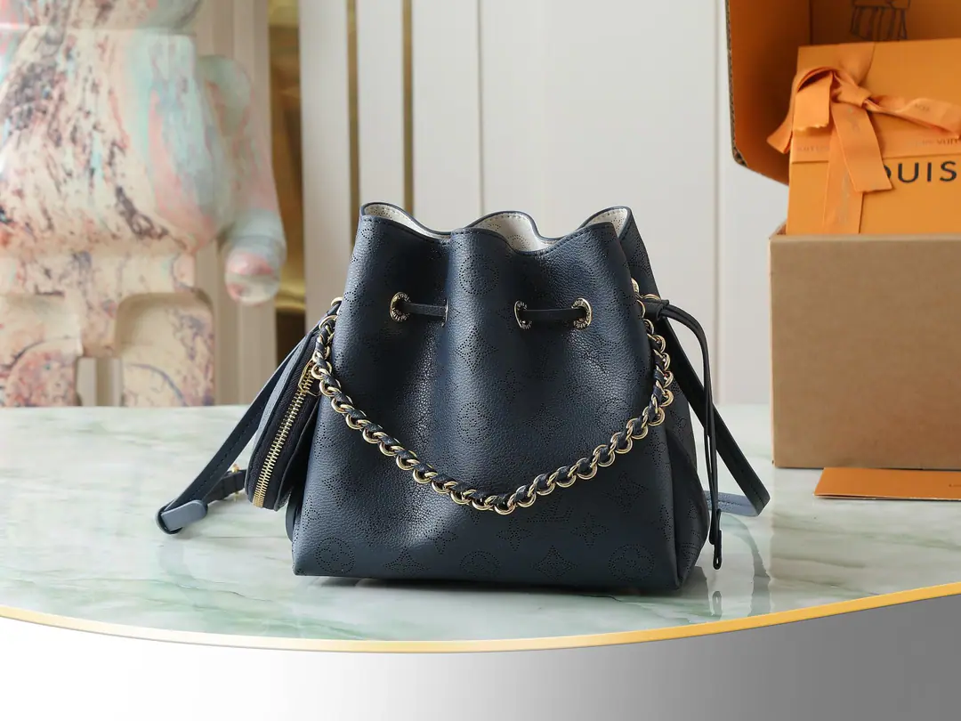 【Top First List It's so exclusive.】M14315Dark Blue/Empty Full bucket bag. BELLA Handbag. Paragraph Bella The bag is... Monogram Us♪ The flowers are strewn through the pores ♪, And then we'll put on the details with the knitting chains.. The right size is easy to absorb., Circle zero wallets bring coins together in an orderly fashion.. The way the back is carried is flexible and varied., The grace of the day's work.. Dimensions: 22 x 14 x 19 centimetres.