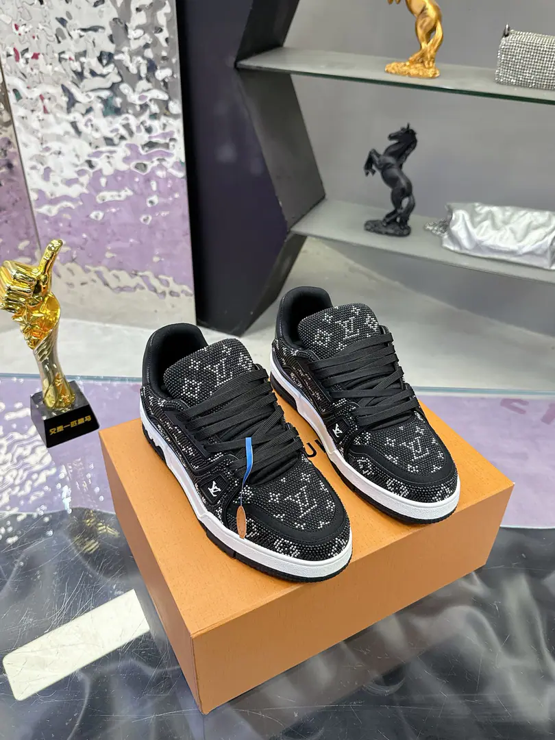 Plant LvNew Colour The drill won't drop.（Drilling.） Original development Quality out. Welcome to the comparison. ❥❥❥❥❥❥LVShoes Series LV Trainer MaxiThe sneakers bring in the loose contour of the dress series.VirgilAblohIn the pen.LVTrainerSports shoe design, The skin of the cow and the face of the skin, the fabric and the laces., And with a bunch of beads, you can see the classics.. LVLetters with shoe tongues, MonogramFlowers are outside.. Mixed Materials It's made of top-deep cow skin., Import custom-made cowboy cloth packages, Coarse shoe tie-tape design, Sideband Monogram Big stamp., Shoe tongue and back heel.”lv 54“Emblems., There's a rubber coat. Monogram Flowers., The cotton in the web., Comfortableness is as great as ever., The legacy of the good., Quality is paramount., Worth it.！ Codes: Female35-40 Men39-44（45I'll make sure I don't change it.） ♡Full package with original gift box