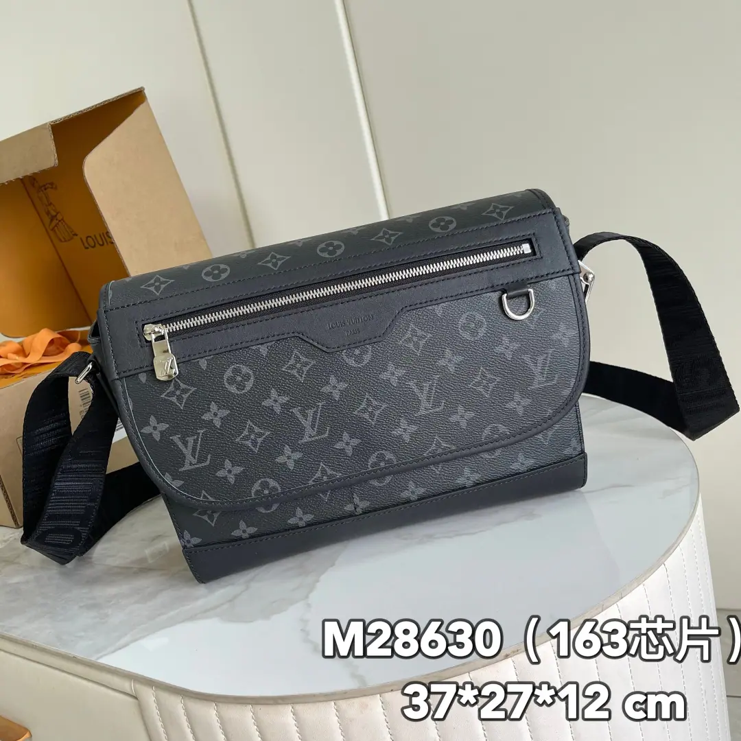 【 C01 Chip version】 Internal pricesP Paragraph: M28630, Original List Enhancement💪【I'm taking a background picture.】✨‼️Paragraph Courrier Mailman Package Monogram Eclipse Tiled canvas., Remodel the classic mailman package. Wide Main Layer, The zipper bags that are overstretched together with the hidden pockets below create a room for a full harvest., Storeable mobile phones, Keys and other travel requirements. 37 x 27 x 12CM52 (Length x High x Kuan)