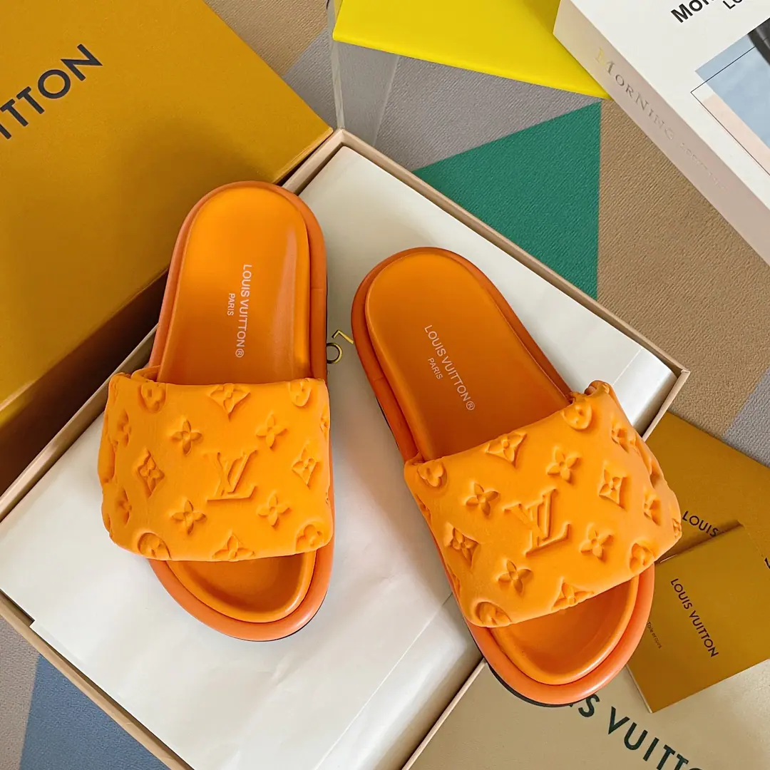 Top Version LVLouis Vuitton.LDonkey. OOL ILLOW COMFORT Magic stickers. Emboss Bread. Flat sandals. Original procurement development Make the goods. Paragraph ool illow Comfort Sub-floor cool towing with cushion for chlorbutyl rubber, Shape a comfortable wide shoe., Then the classics were printed. Monogram Pattern. Magic stickers are easy to adjust., Rough shoes and a convex to perfect the whole.. Send a cabinet for fine packaging🛍📦 ▪️Fabulous.: Original customized technology fabric ▪️Uchi.: Imports of soft sheep skins ▪️Shoes under the sole.: The original model of the rubber bubble is a big one. ▪️Bottom: 4CM ▪️Size: 35-40