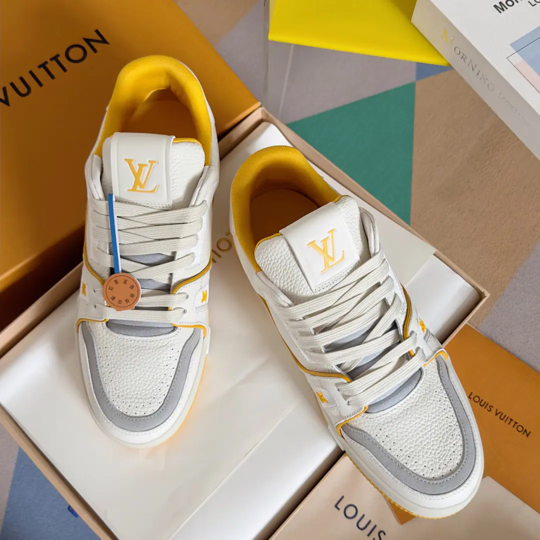 TopLouis Vuiton·Louis Vuitton. 2024ssNew paragraph LV TrainerA series of basketball shoes and sneakers. Top Version🔝Original purchase development for sale👍🏻 This sectionLV TrainerThe sneakers were designed by the designer.Virgil AblohThe classic idea inspired by the ancient basketball shoes., This time, we'll be swirling the leather and theMonogramPumped-up cow leather., And...MonogramFlowers on the rubber bottom, ♪ A bright leap in one colour ♪！🤩 💜Fabulous.: Original import of head-level cattle skin 💛Uchi.: The original custom-made air network. 💚Shoes under the sole.: Original Open-Screen Double ColourTPUGroup Bottom ❤️Bottom: NYO3cm 🤍Codes: Women35-40👣Men39-46👣