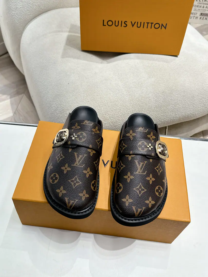 I'm sorry, but I'm not sure I'm gonna be able to get a new purse. winterbreak comfert Flat slippers.LV Letters andMonogram The skin of the flower-drawn pattern., It's a mix of wool., It's all right to wear it inside and outside.. Pure wool., High-density foam material from the water table, Light and comfortable., There's a certain thickness on the soles., It's good to be up and up.！Fine. size:35-45