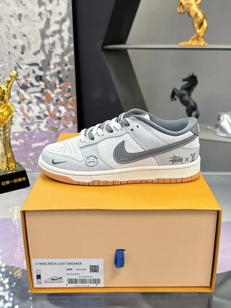 Plant LVThe joint Nike series is out of its mind.💗Couple money.💗 Boxing The quality of the Guangzhou factory. Nk SB Dunk Low LVJoint name-Fly blue. Anniversary high-end custom Low-end leisure shoes. Nike Series✅ The big factory is of pure quality. Super-cleaning. The skin is cut clean and there's no fur. The details are perfect. Size: 35-45